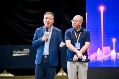当白叟正在客堂沙发憩